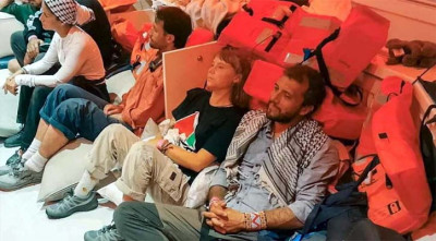 গ্রেটা থুনবার্গসহ আটকদের ওপর নির্যাতন, ইসরায়েলি পতাকায় চুমু দিতে বাধ্য করা হয়েছে